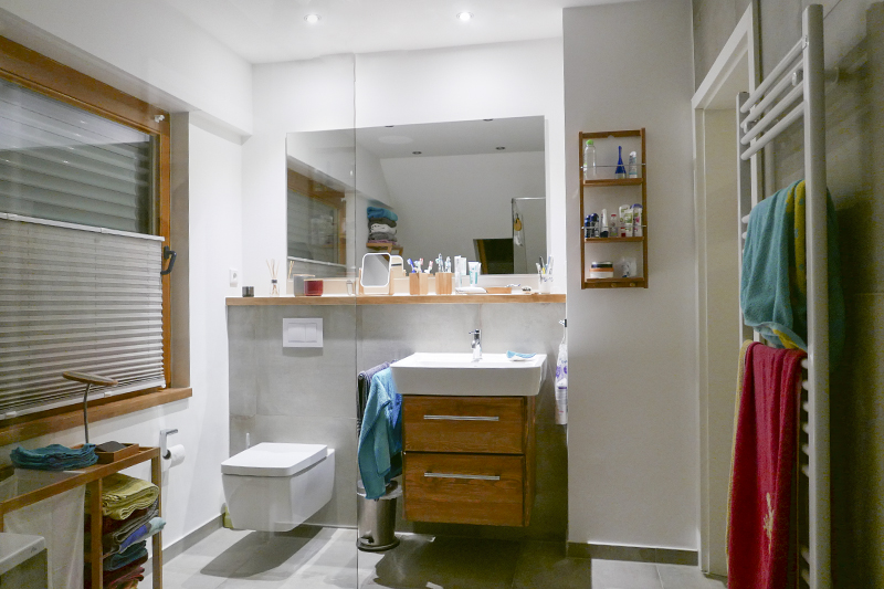 Der neue Waschtisch aus Holz mit passendem Spiegel und Regalen sorgt für einen modernen Look