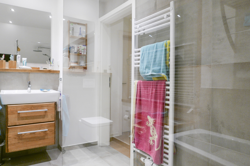 Eine großzügige Duschwand verstärkt den modernen Charakter des Badezimmers