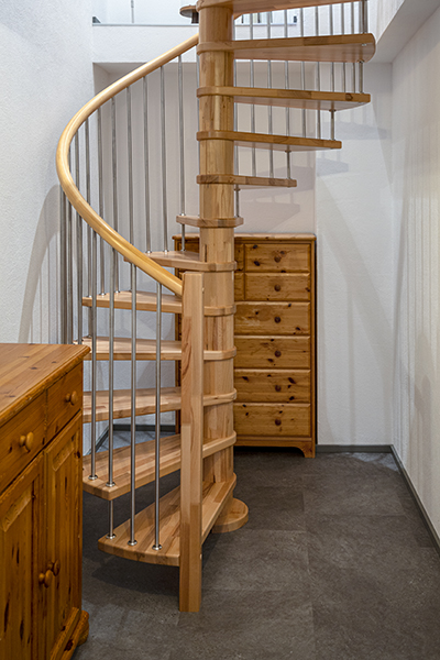 Nach dem Umbau: Die neue Holz-Wendeltreppe bietet einen komfortablen Zugang ins Kellergeschoss