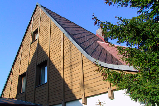 Übergang zwischen Fassade und modernisierten Dachfläche