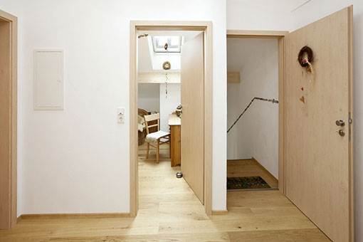 Der zuvor ungenutzte Raum am Treppenaufgang wurde zu einem kleinen Büro umgebaut