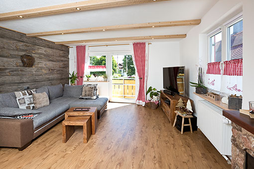 Nach dem Umbau: Das Wohnzimmer besticht durch den Mix aus modernen und traditionellen Charme
