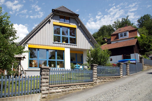 Nach dem Umbau: Blaue Fenster und gelbe Querbalken sorgen für einen echten Hingucker