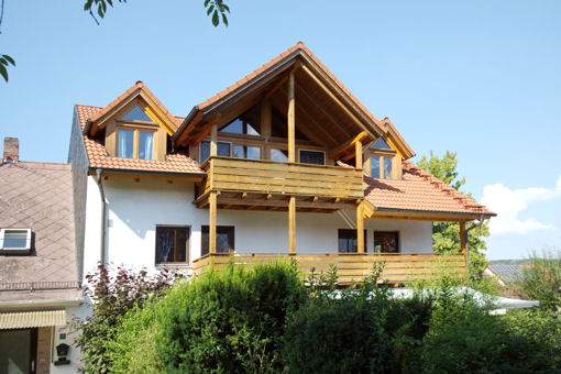 Rückansicht des Hauses nach dem Dachausbau von Holzbau Horn