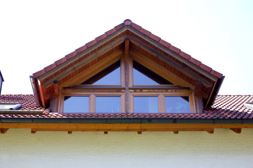 Großflächige Fenster sorgen für viel Licht unterm Dach - Holzbau Horn