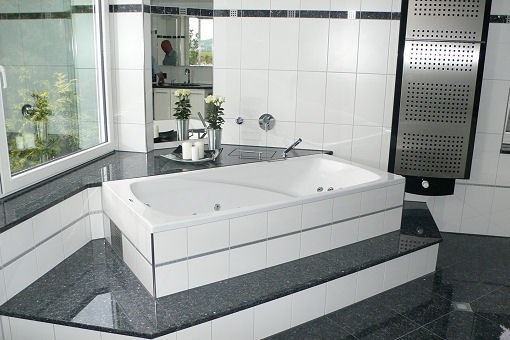 Die neue Badewanne wird elegant in Szene gesetzt durch die Platzierung auf einer Plattform