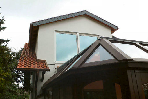 Eine zusätzliche Dachgaube mit großzügigen Fenstern sorgt für mehr Platz und Licht im sanierten Bad