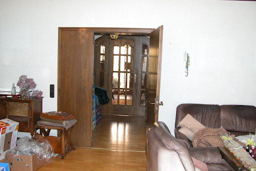 Vor der Renovierung: Kleine Räume abgetrennt durch dunkle Holztüren