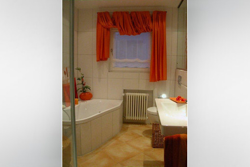 Nach der Sanierung: Modernisiertes Badezimmer mit Eckbadewanne.