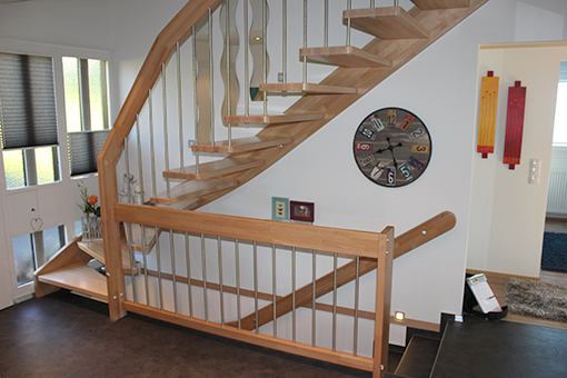 Die moderne Treppe lässt den Flur gleich heller und offener wirken 