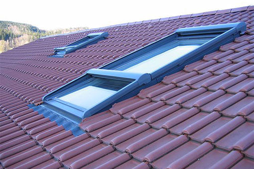 Zusätzliche große Dachflächenfenster sorgen nach dem Dachausbau für Tageslicht