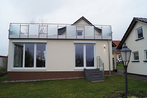 Großzügiger Anbau mit Dachterrasse in Wehretal durch Eugen Reimuth GmbH & Co. KG