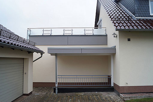 Überdachte Kellertreppe nach Hausanbau von Eugen Reimuth GmbH & Co. KG