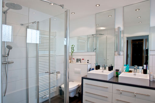 Nach dem Umbau: Ein helles modernes stylisches Badezimmer in schwarz-weiß ist entstanden