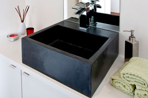 Nach der Sanierung: Das absolute Designhighlight bildet das schwarz-graue Waschbecken