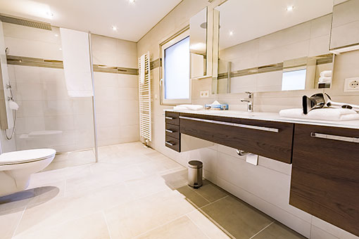 Das neue moderne Badezimmer lässt dank der hochwertigen Ausstattung keine Wünsche offen