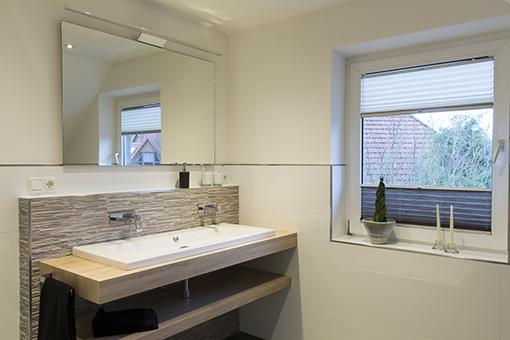 Der neue große moderne Waschtisch ist ein echter Hingucker im modernisierten Bad