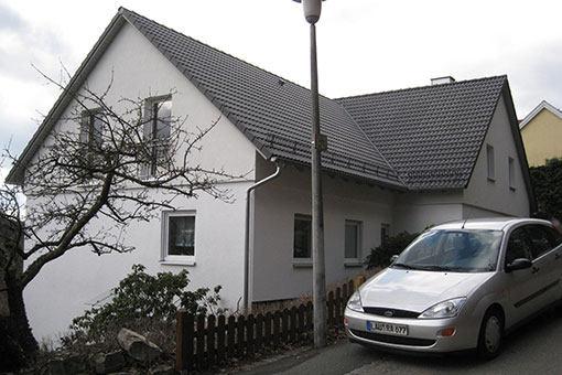 weißes Haus mit Auto nach Umbau - realisiert durch Zimmerei Josef Zachmeier Dipl-Ing Univ - Einer.Alles.Sauber.