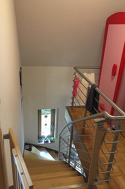 Der vorhandene Treppenaufgang muss um eine Treppe ins Dachgeschoss erweitert werden