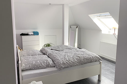 Das Schlafzimmer fügt sich vom Stil hervorragend in die ausgebaute Dachwohnung
