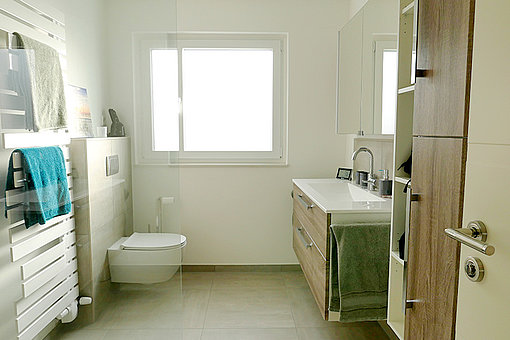 Das moderne helle Badezimmer