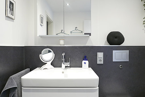 Nach Sanierung: Ausreichend Platz am Waschbecken für einen großen Spiegel und Ablagefläche