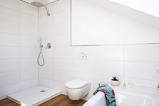 Nach der Aufstockung: Modernes helles Badezimmer mit Eckregendusche und Badewanne