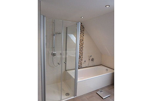 Das obere Badezimmer erhält eine moderne bodentiefe Dusche und eine neue Badewanne