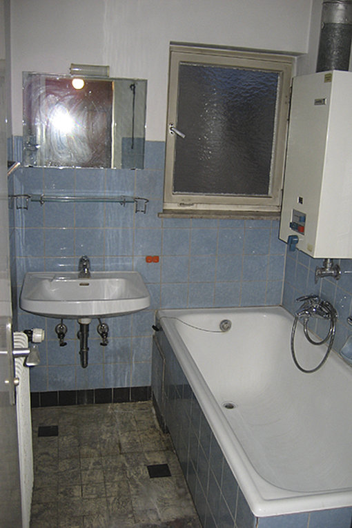 Das alte Badezimmer erfüllt keine Wohnträume