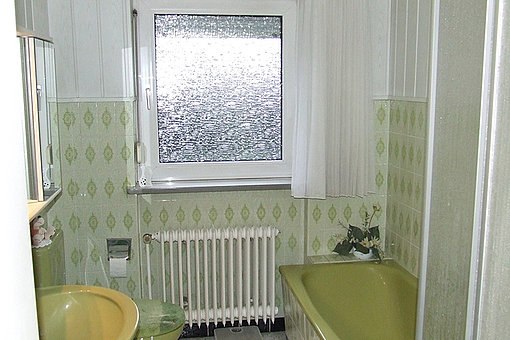 Das alte Badezimmer mit einer Badausstattung und Fließenspiegel aus den 1970er Jahren