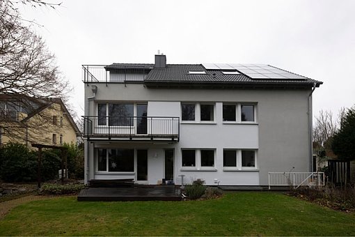 Kessler Bau GmbH & Co. KG, Außenansicht nach dem Umbau, Einer Alles Sauber, Hausumbau, Hausmodernisierung, Dachausbau, 