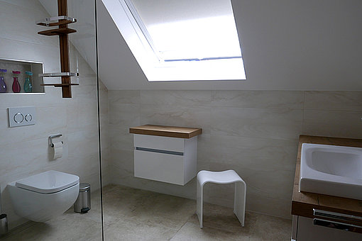 Das obere Badezimmer erstrahlt nach der Sanierung im modernen hellen Glanz