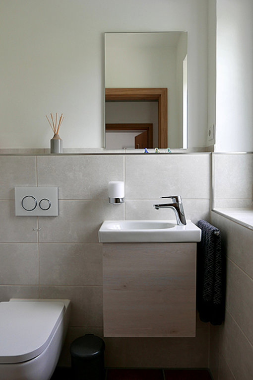 Auch die Gäste-Toilette hat nach der Modernisierung einen modernes helles Design 