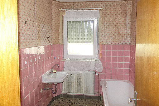 Das alte Badezimmer in altrosa