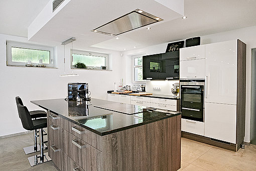 Eine moderne Kücheninsel bietet einen zusätzliche Arbeitsfläche
