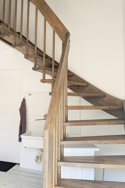 Die neue moderne Treppe aus hochwertigen Holz sorgt für einen komfortablen Aufstieg 