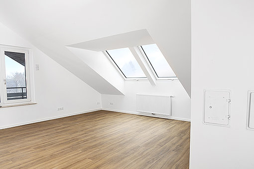 Nach dem Dachausbau: Große Fenster lassen viel Licht in die Wohnung fallen. 