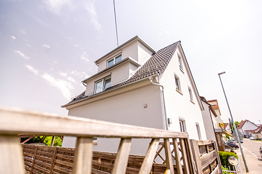 Mit zwei Dachgauben wurde hier durch Friedrich Schmid Holzbau GmbH gleich auf zwei Etagen der Wohnraum vergrößert. 