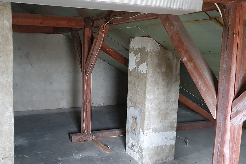 Vor dem Ausbau: Dachgeschoss mit alten Holzbalken