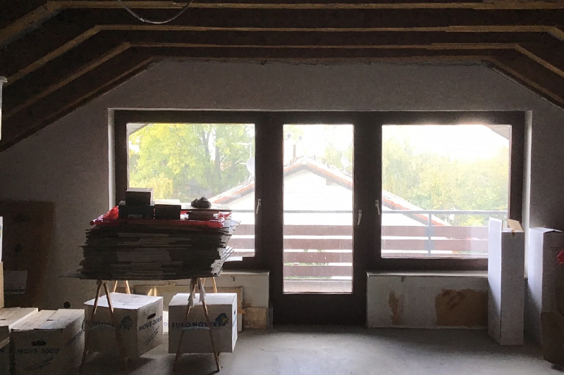 Vor der Modernisierung: Die dunklen Rahmen der Balkontür lassen den Raum dunkler und kleiner wirken. 
